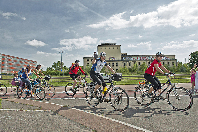 MZ RadPartie 2012Die 61 km Tour biegt rasant zur ersten Trinkpause auf den Parkplatz der Buna Werke in Schropau ein.